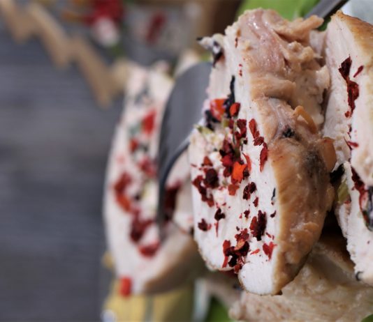 Куриная грудка в духовке, фаршированная сыром и сладким перцем грудка куриная фаршированная фетой и перцами